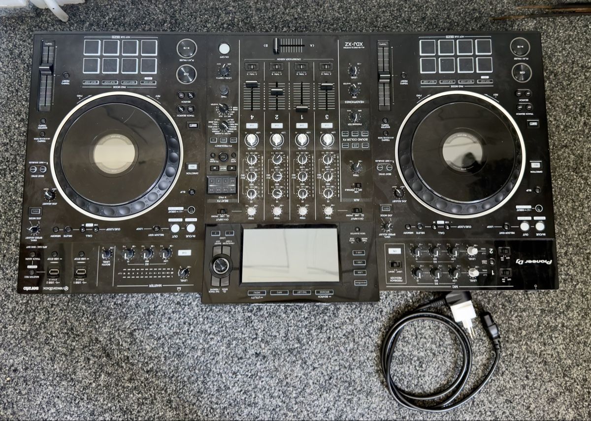 Pioneer Console di mixaggio: DJ System Pioneer XDJ-XZ schwarz – Usato da Widnau venduto da kustercarmen