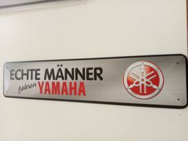 Blechschild-ECHTE MÄNNER FAHREN YAMAHA - 46 X 10 CM