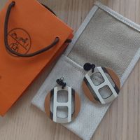 Boucles d'oreilles H équipe Hermès neuves en corne.