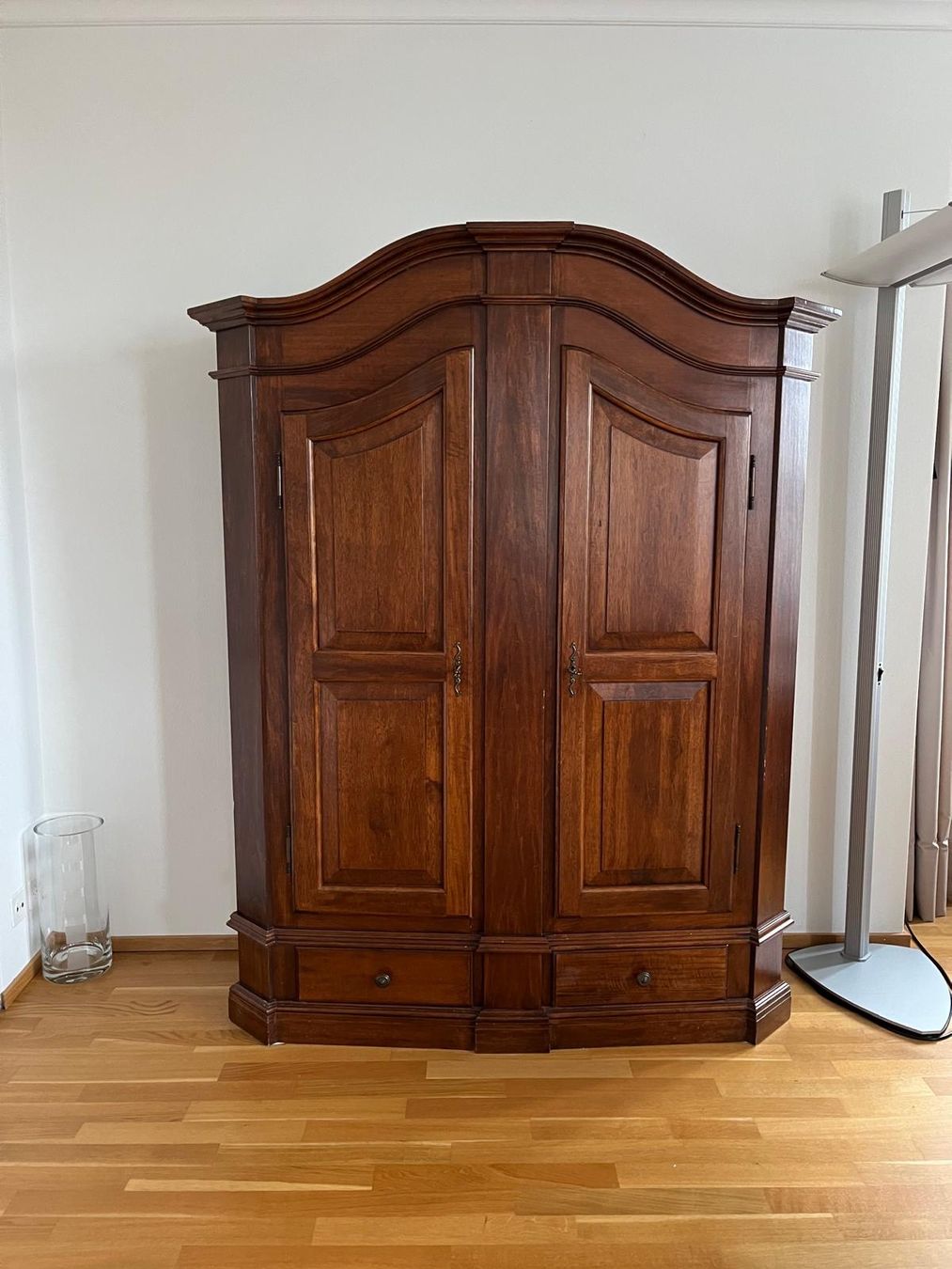 Schränke: Bodensee Schrank massiv Nussbaum gratis – Gebraucht aus Kilchberg ZH von Bekanna