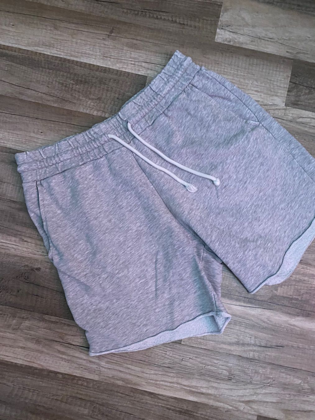 Pantalons: Divided Shorts Grösse M grau – D'occasion à Allenwinden par Obalu 1