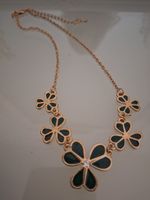 antikes Collier mit.grünen Kleeblättern