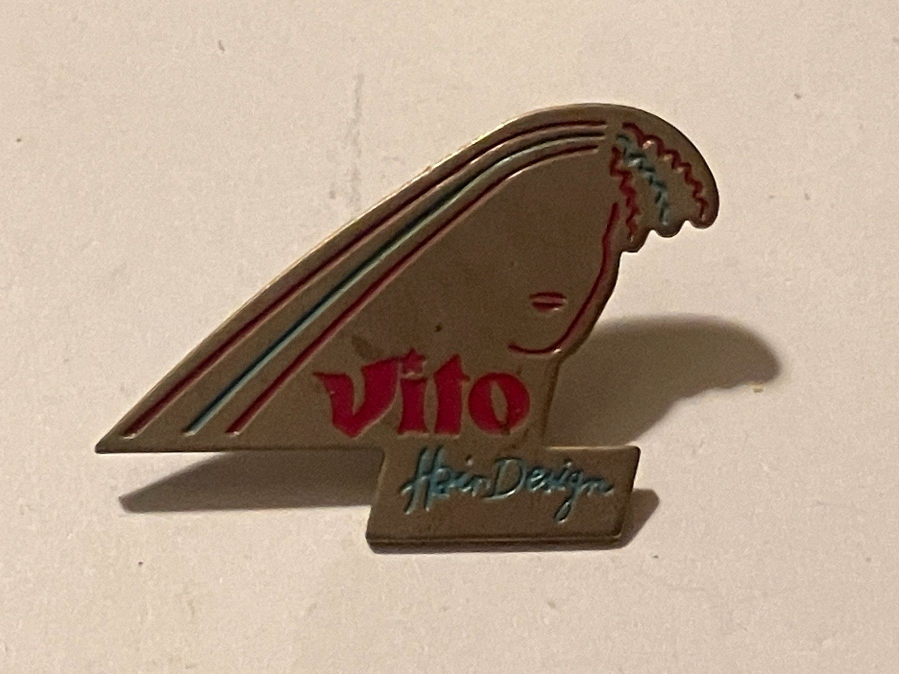 Plaketten & Abzeichen: 1 Pin Vito Hair Design – Gebraucht aus Basel von djwwpp