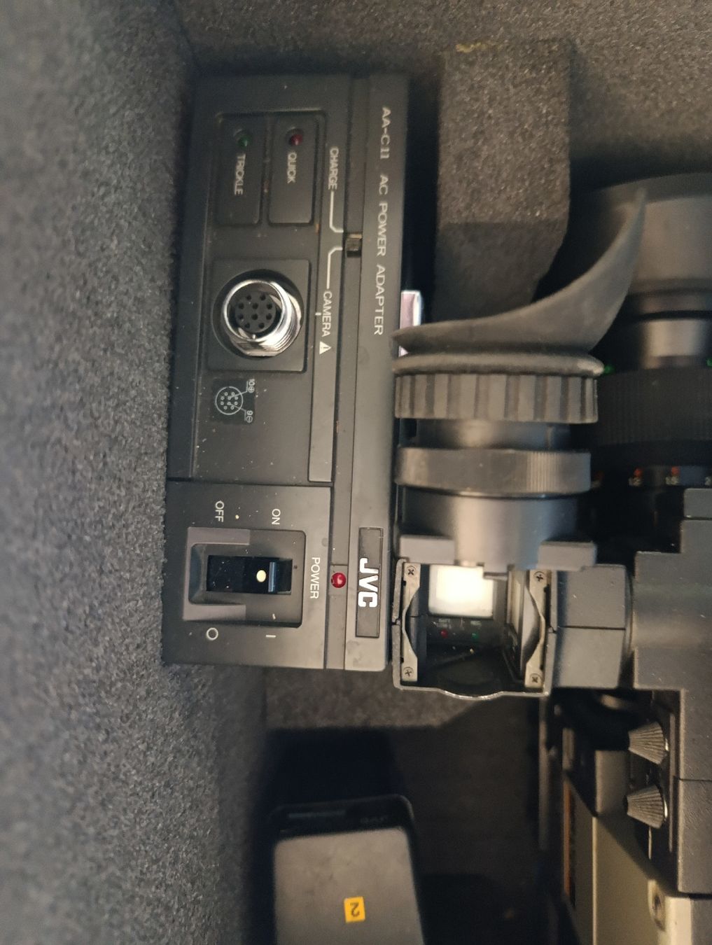 JVC Camcorder: Caméra Vidéo JVC Professionnelle - Vintage et Complète – Gebraucht aus Develier von chr_s2d2 1