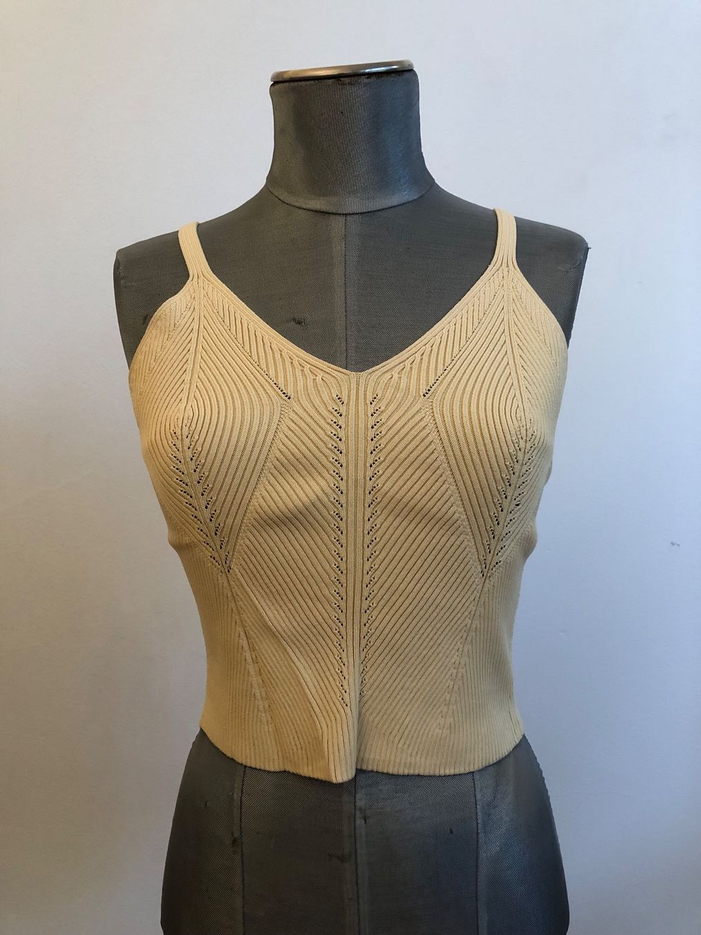 Sandro Top: crop top Sandro jaune – Usato da Lausanne venduto da emm_sc77