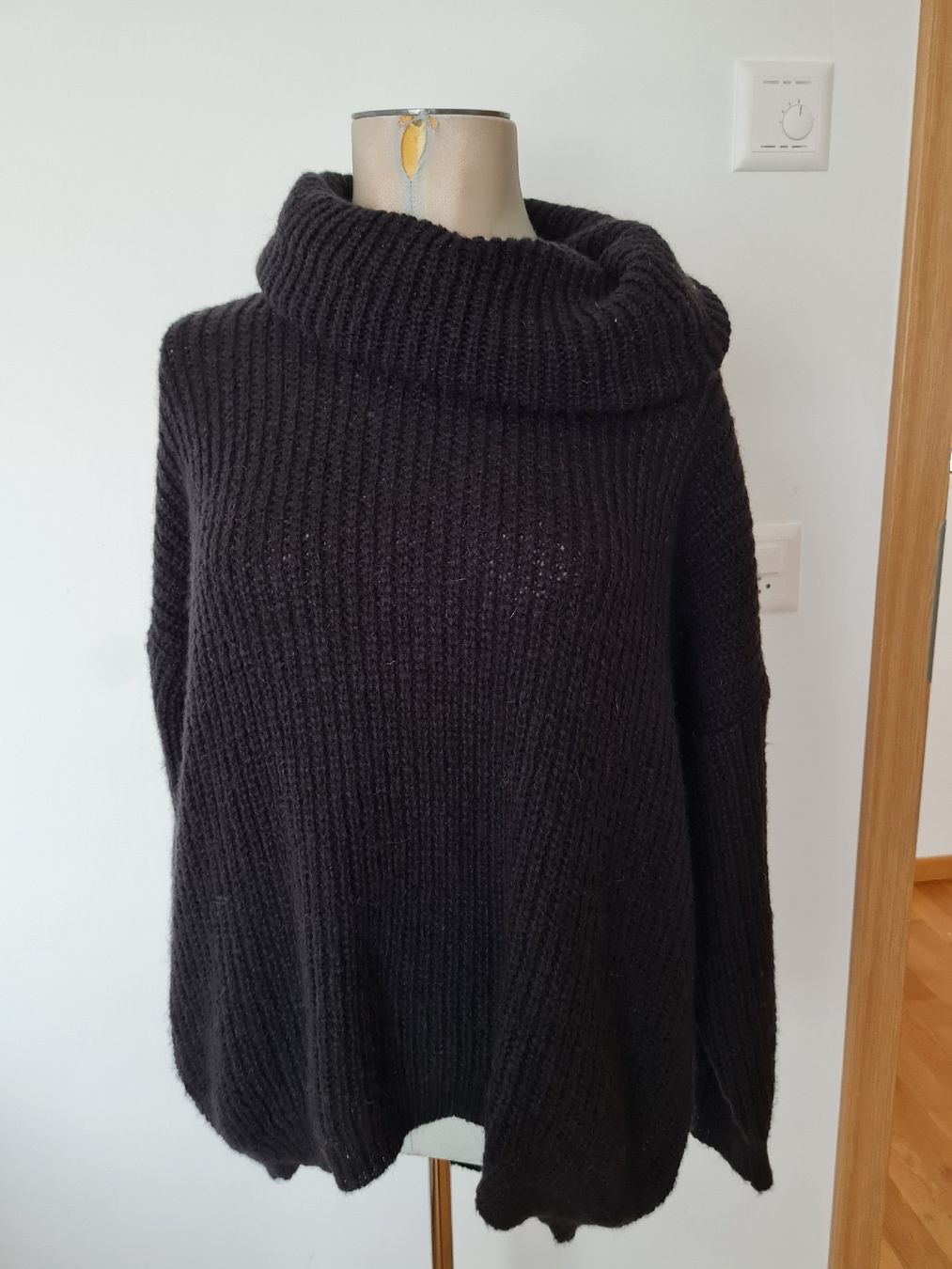 Pullover & Sweatshirts: Pull noir col roulé Humility XS chaud hiver – Gebraucht aus Payerne von wardi11
