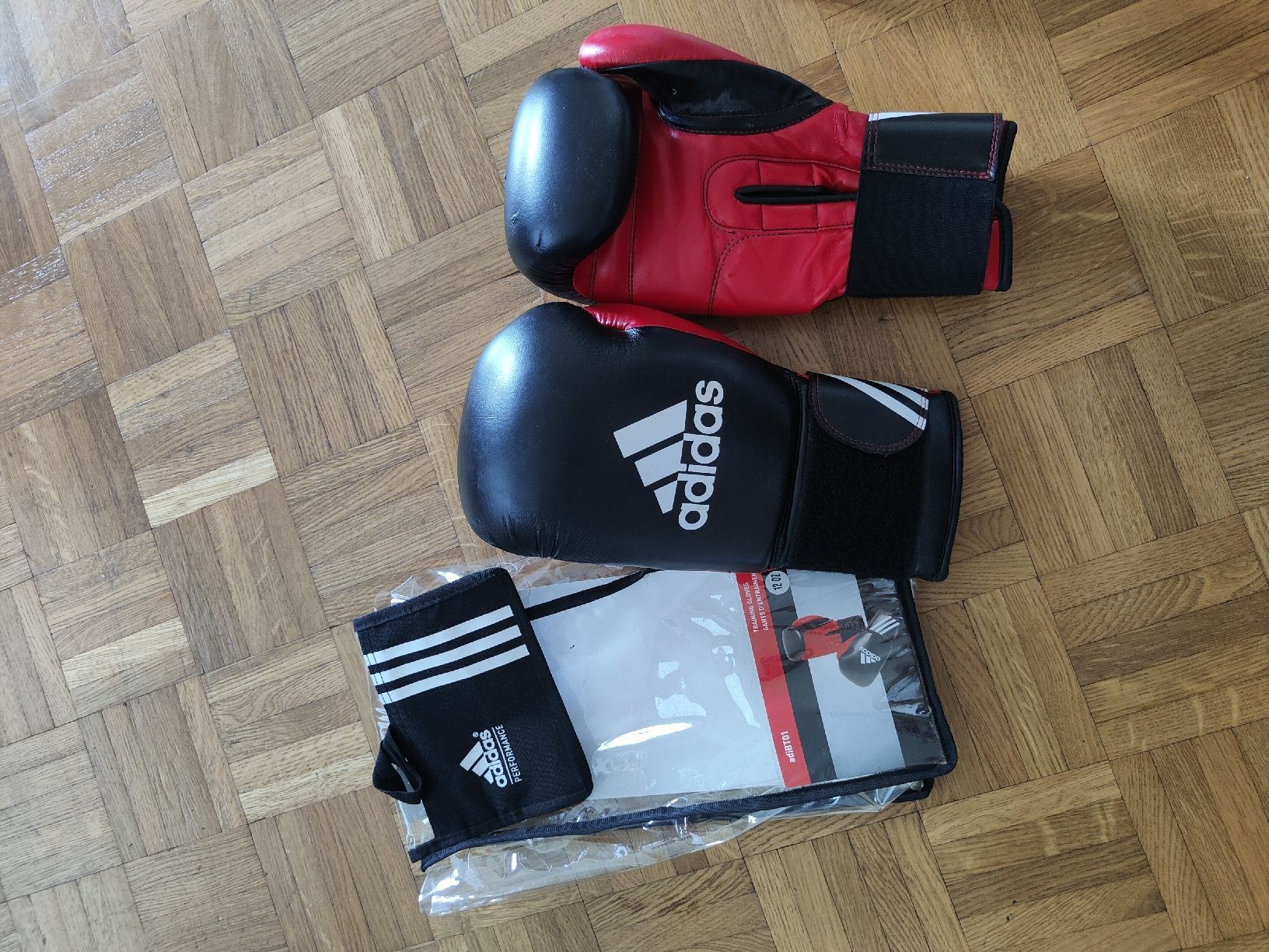 Adidas Guanti & manicotti: Adidas Boxhandschuhe 12oz rot/schwarz Training  – Usato da Jona venduto da Simon7