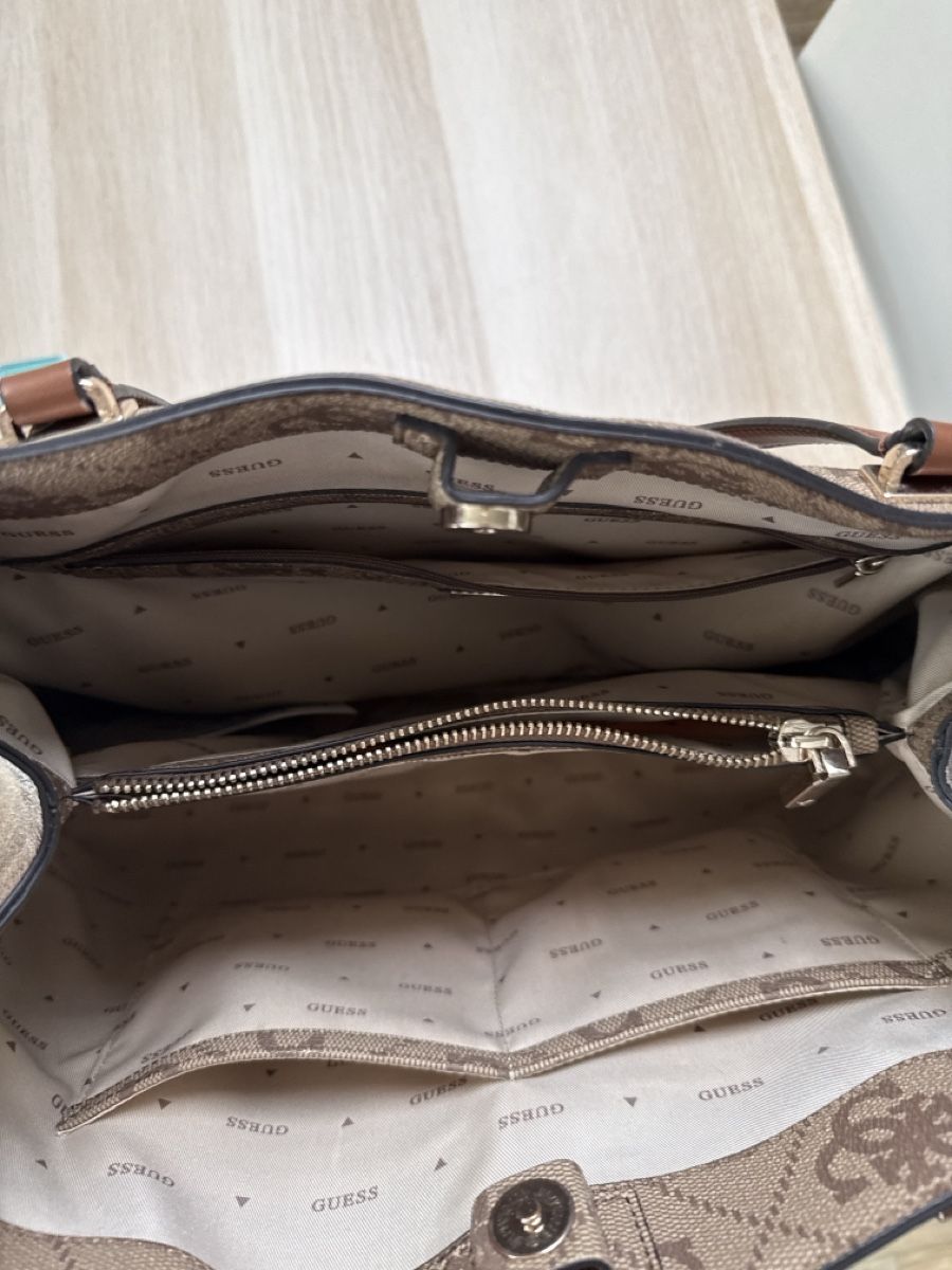 Guess Sacs femmes: Guess Sac épaule – Neuf (Voir description) à Tavannes par flo_h2m6 2