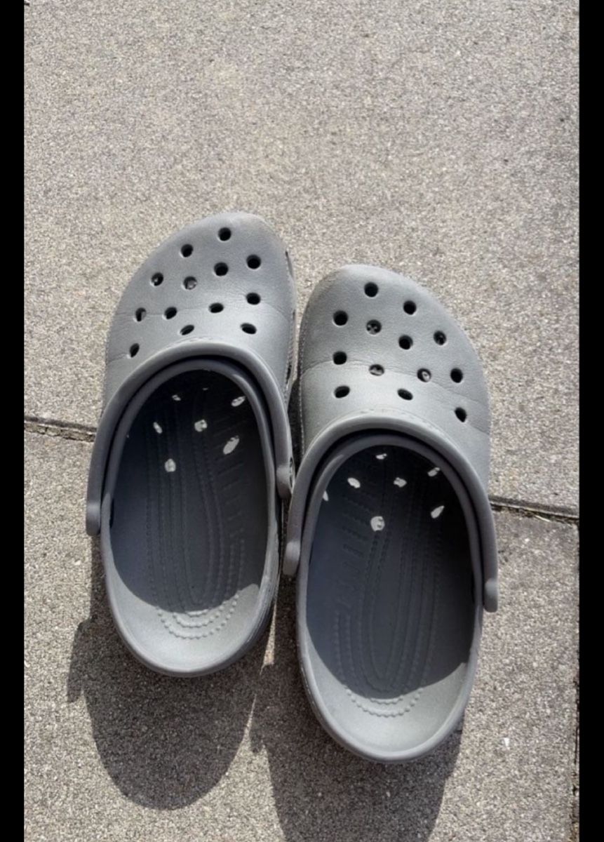 Crocs Herrenschuhe: Crocs Clogs Grau Kinder Grösse 37/38 guter Zustand – Gebraucht aus Opfershofen TG von dan_nxk8 1