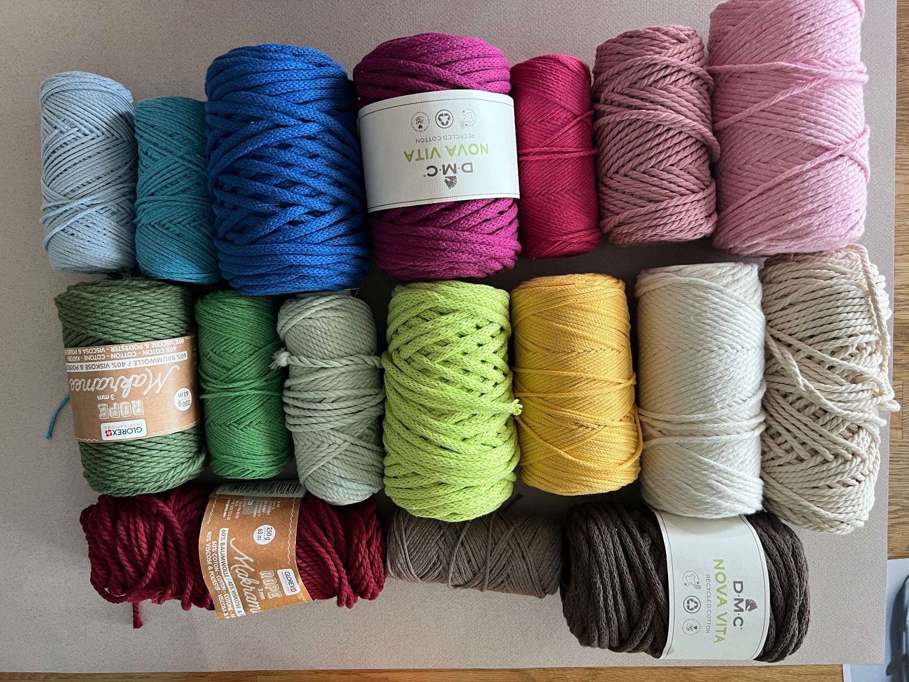 Cordicelle & Fili: Laine Macramé et Coton DMC lot de 23 pelotes – Usato da Chézard-St-Martin venduto da Chopette