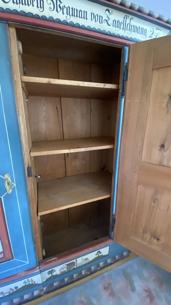 Armoires: Antiker Bauernschrank mit Bemalung – D'occasion à Männedorf par WBM 1