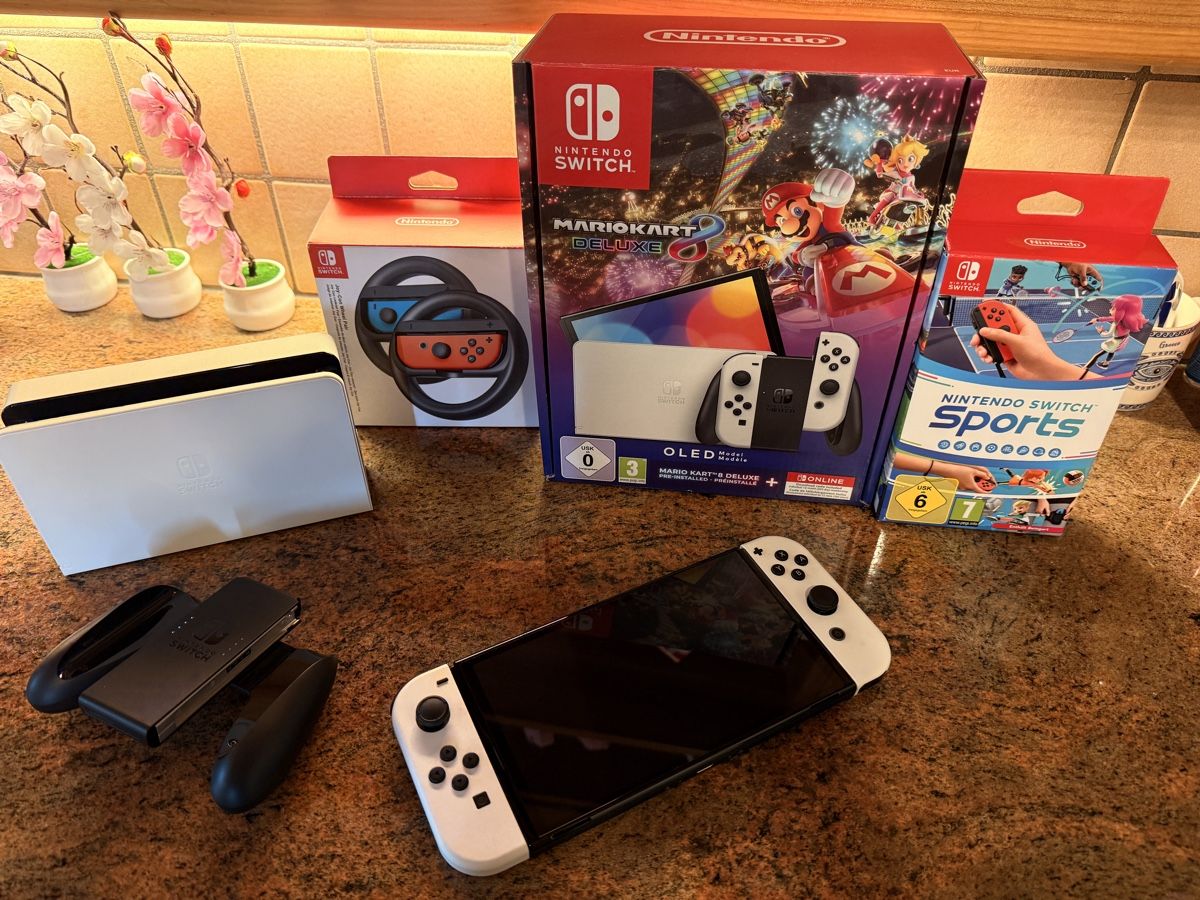 Nintendo Konsolen: Nintendo Switch OLED mit Zubehör – Gebraucht aus Oberwil i. S. von PilotM