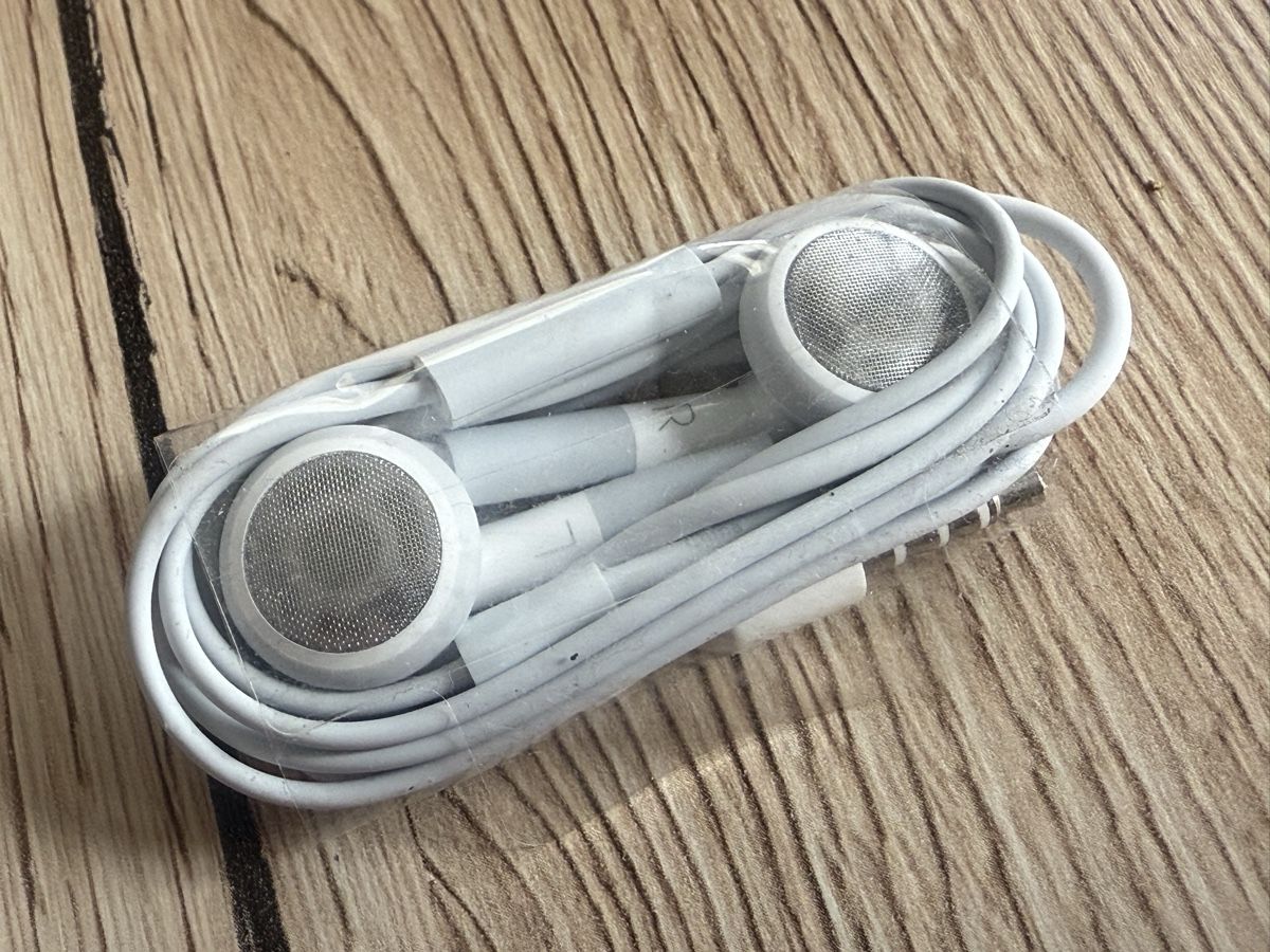 Apple Kopfhörer: Weisse Kopfhörer mit 3,5-mm-Klinkenstecker – Neu (gemäss Beschreibung) aus Wettingen von Ni_la_lo