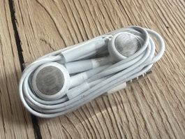 Weisse Kopfhörer mit 3,5-mm-Klinkenstecker