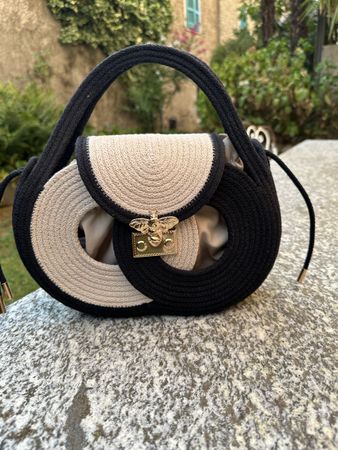 Borsa a mano in corda beige e nera con ape dorata