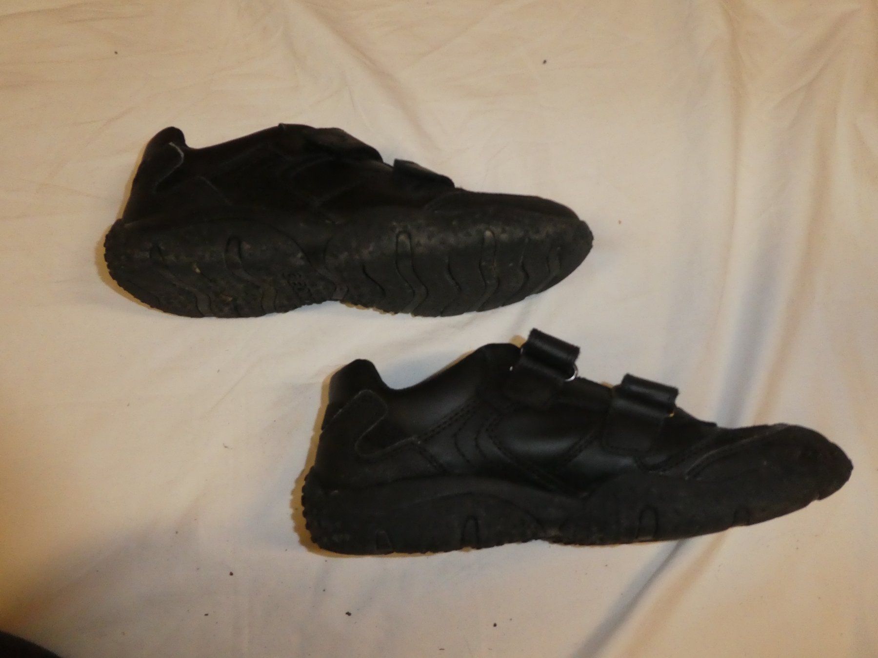 Geox Scarpe per ragazzi: schwarze GEOX Turnchschuhe mit Klett Gr. 37 – Usato da Zürich venduto da anavlis-thymiano 2