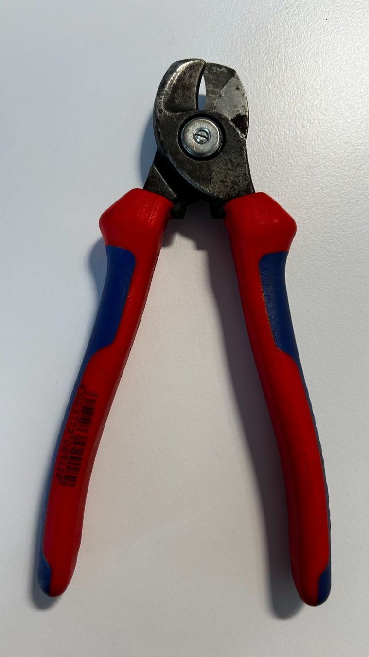 Knipex Tutti gli attrezzi: Knipex Kabelschneider 15mm – Usato da Belp venduto da Nero_sun 1