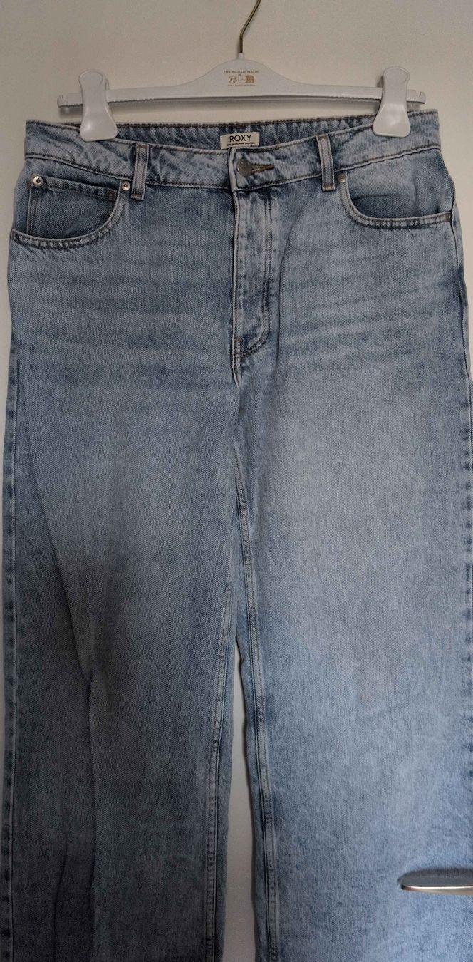 Roxy Jeans: Roxy Jeans, Light Wash Denim, Relaxed Fit - Size 30 – Nuovo (secondo la descrizione) da Neuheim venduto da sh0_gbz7
