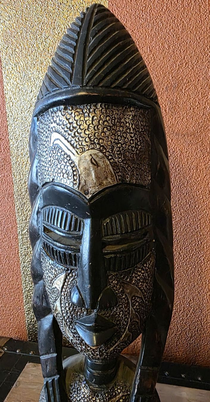 Internationale Kunst: Grosse afrikanische Holzmaske (62 cm) mit Messing-Bemalung – Gebraucht aus Ebikon von Fredieluz 2