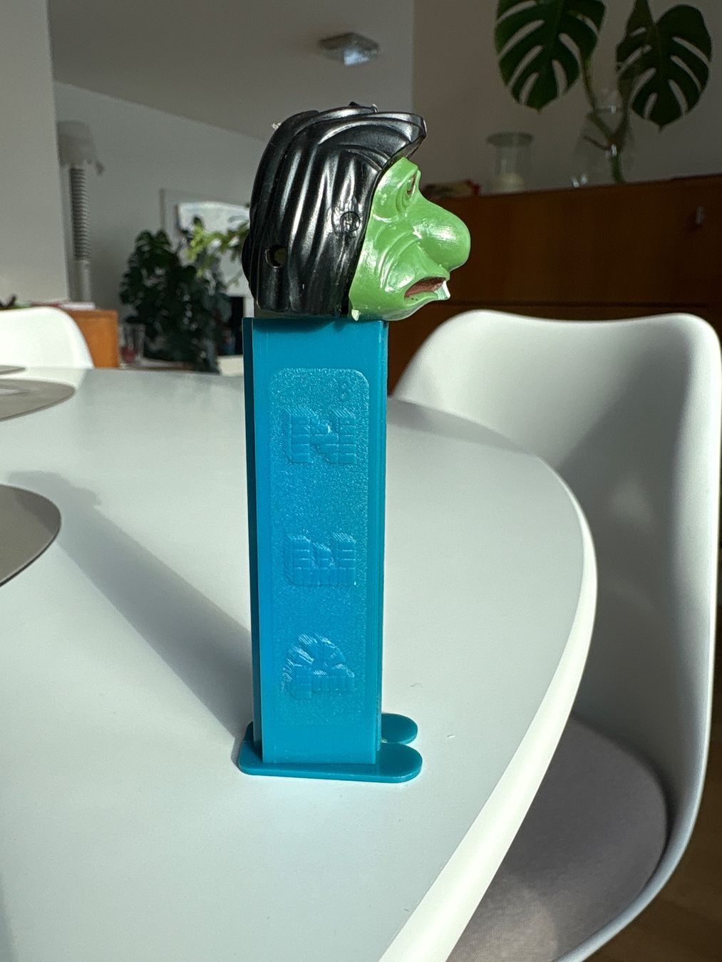 Pez Statuette: PEZ Mr. Ugly, Thin Feet, 3.9 Stem, Made in Austria – Usato da Zürich venduto da Turbotoys 1