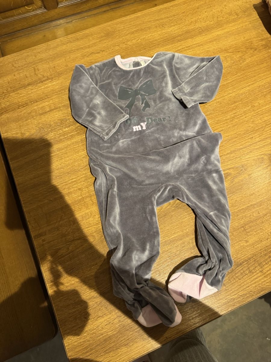Pigiami: Pyjama velours gris 22 mois et pyjama fin taille 74 – Usato da Erde venduto da Kitkatekate