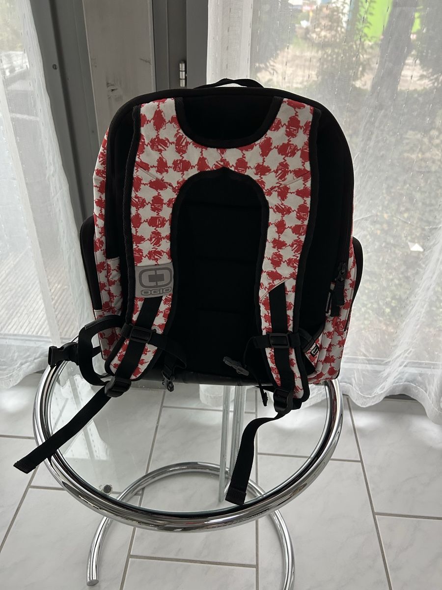 Ogio Zaini: Ogio Backpack Red & White Patterned Snowboard/Ski Bag – Usato da Saland venduto da ele_vc96 3