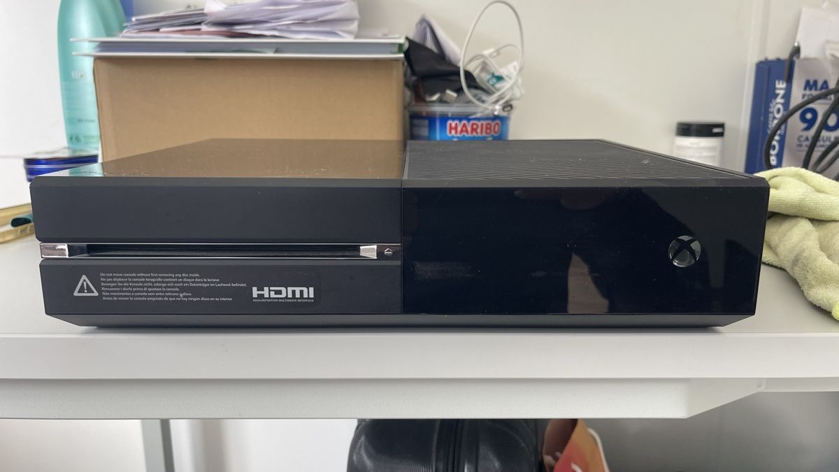 Microsoft Konsolen: Console Microsoft Xbox One con accessori e 3 giochi – Gebraucht aus Airolo von cat_q5fm