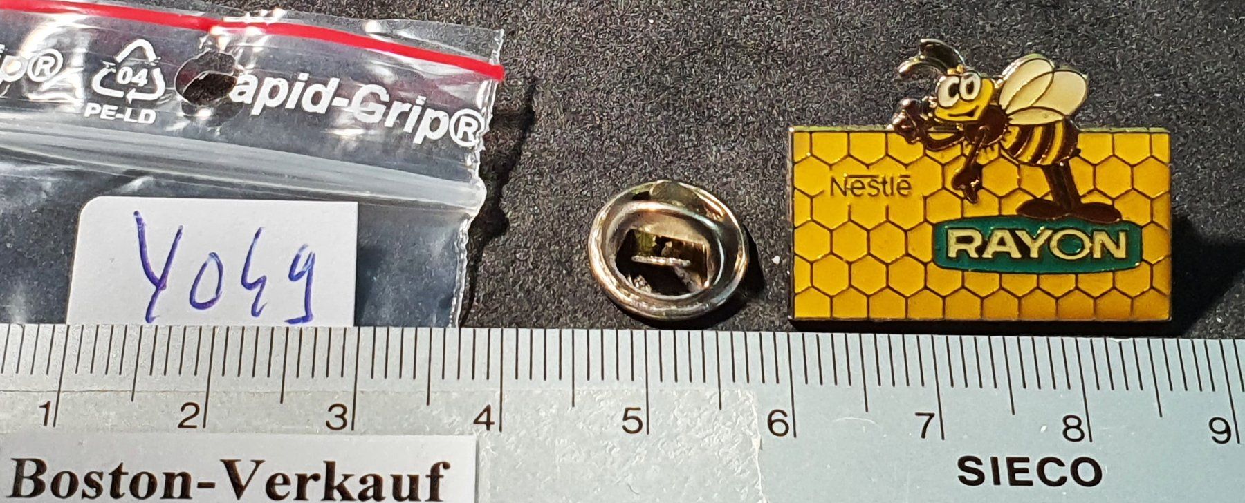 Placchette & Badge: Y049 - Pin Néstlé Schockolade Rayon – Usato da Reinach BL venduto da Boston-Verkauf 1