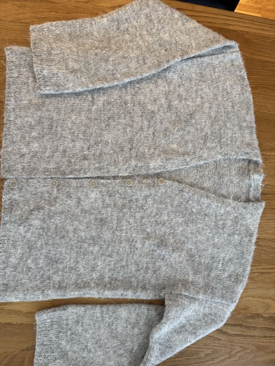 Pullover & Sweatshirts: Handgestrickte Damen Strickjacke grau Grösse M – Neu (gemäss Beschreibung) aus Regensdorf von aid_hl7v