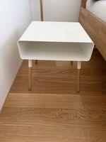 2 Nachttische, weiss, mit Holzfüssen