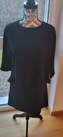 Robe noire élégante Armani avec détails volantés, taille 38