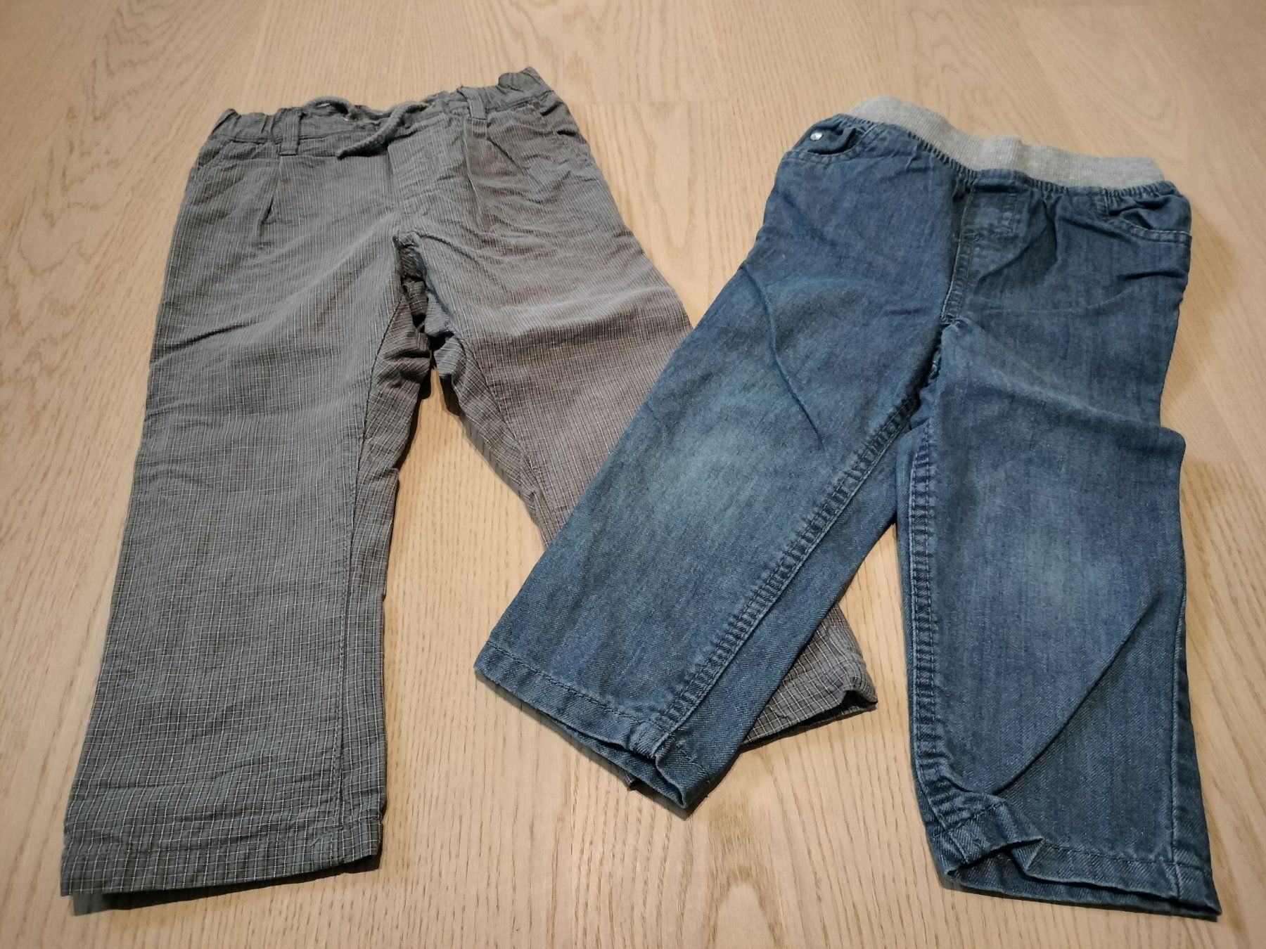 Pantaloni: 2x Jeanshosen mit Gummibund Grösse 86 – Usato da Neftenbach venduto da TheKringel