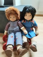 2 alte Stoffpuppen auf Holzschlitten