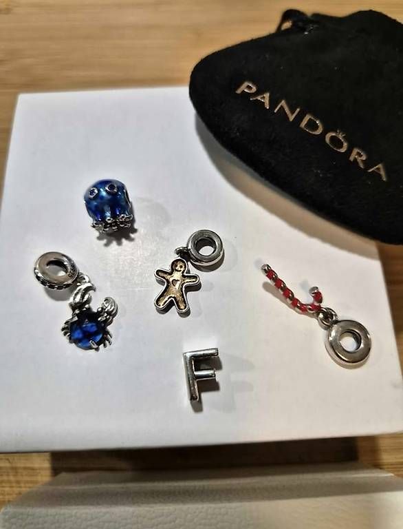 Armbänder & -reifen: Bracelet Pandora avec 5 charms – Gebraucht aus Lausanne von Fabinon 1