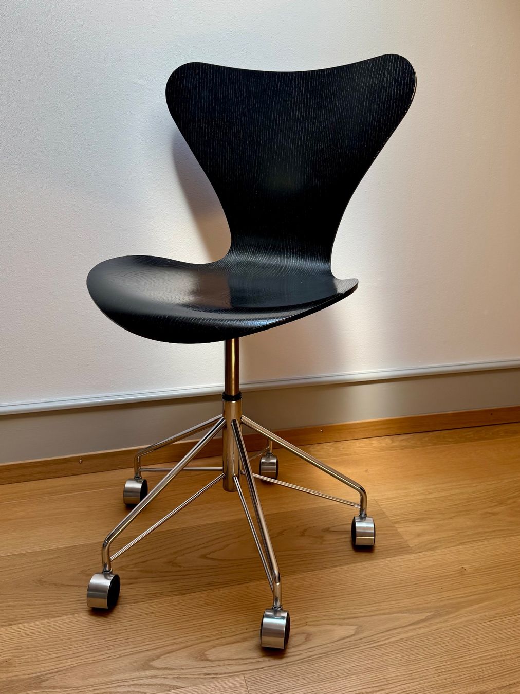 Fritz Hansen Stühle: Arne Jacobsen Fritz Hansen AJ 3117 – Gebraucht aus Bern von jensstr1979