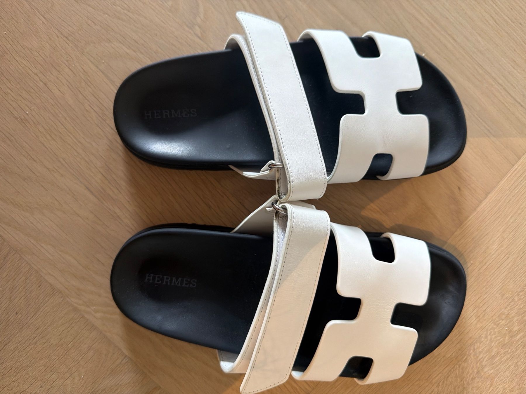 Chaussures hommes: Stylish White & Black Sandals - Summer Ready - Size 7/8 – D'occasion à Zürich par ale_d79f 4