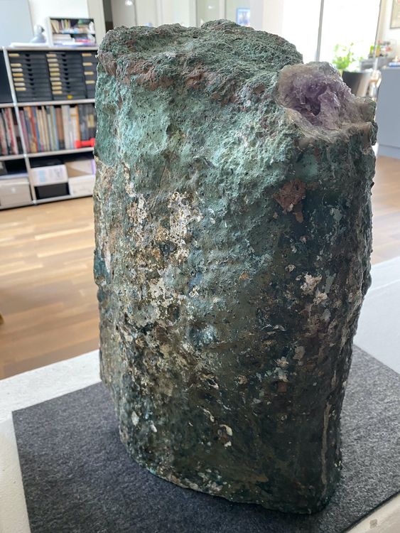 amethyst-druse mit 2 grossen calciten 18,8 kg super qualität 7