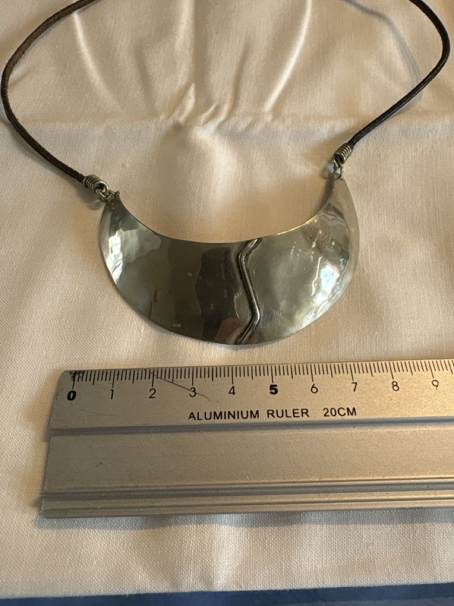 Catenine: Collier mit Metallanhänger und Lederband – Usato da Thun venduto da Gitarre-1 2