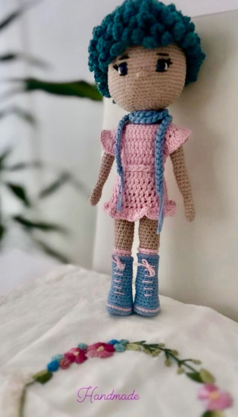 Bambole: Handmade crocheted doll with blue hair. – Nuovo (secondo la descrizione) da Oftringen venduto da Eylem79 1
