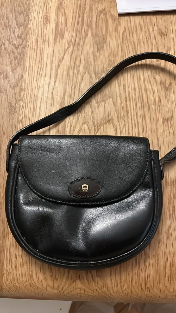 Aigner Taschen für Damen: Klassische Aigner Ledertasche, schwarz, zeitloses Design – Gebraucht aus Herisau von Renee30