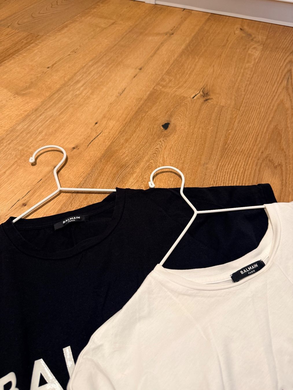 Balmain Vestiti: 100% ORIGINAL BALMAIN CROPPED T-SHIRTS x 2 – Usato da Küssnacht am Rigi venduto da Grittibaenz 2