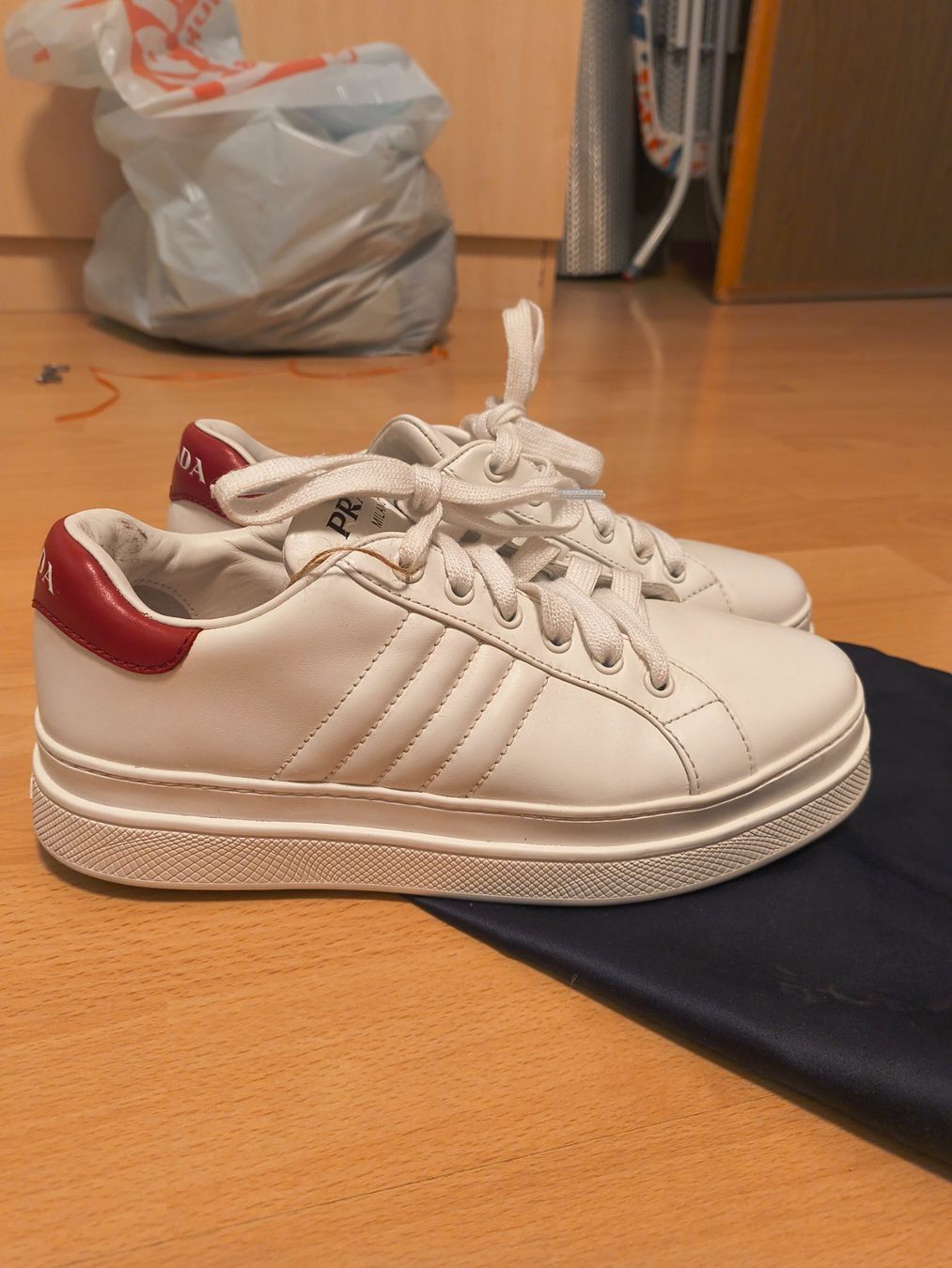 Prada Damenschuhe: Original PRADA Leder Sneaker neuwertig – Gebraucht aus Zürich von laribuechel 2