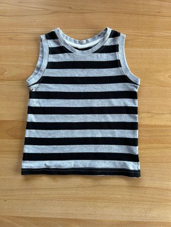 Grau/Schwarz gestreiftes ärmelloses Shirt Grösse 92