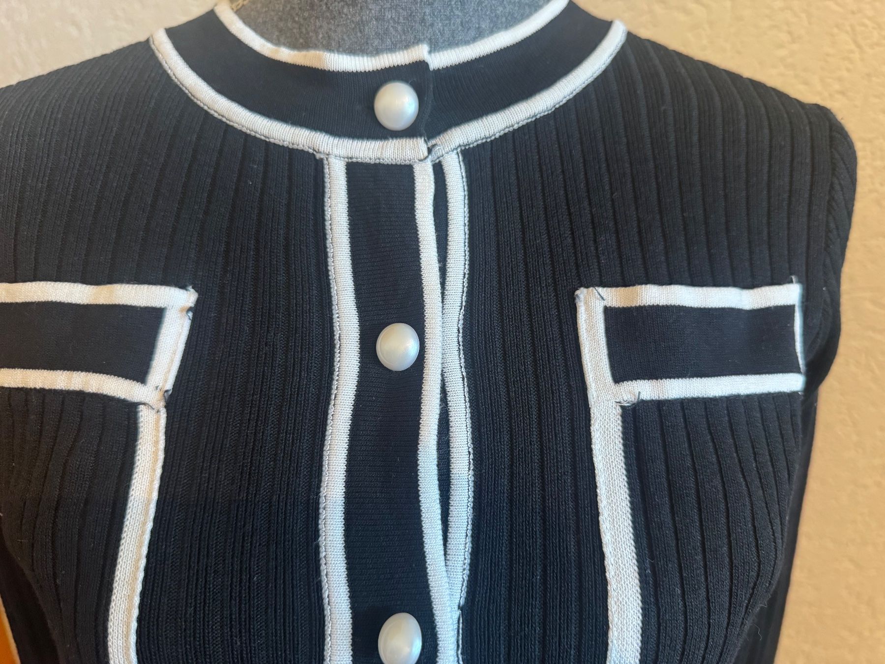 Jacken: Schwarze Strickjacke mit weissen Details Gr S – Gebraucht aus Frenkendorf von Style365 1