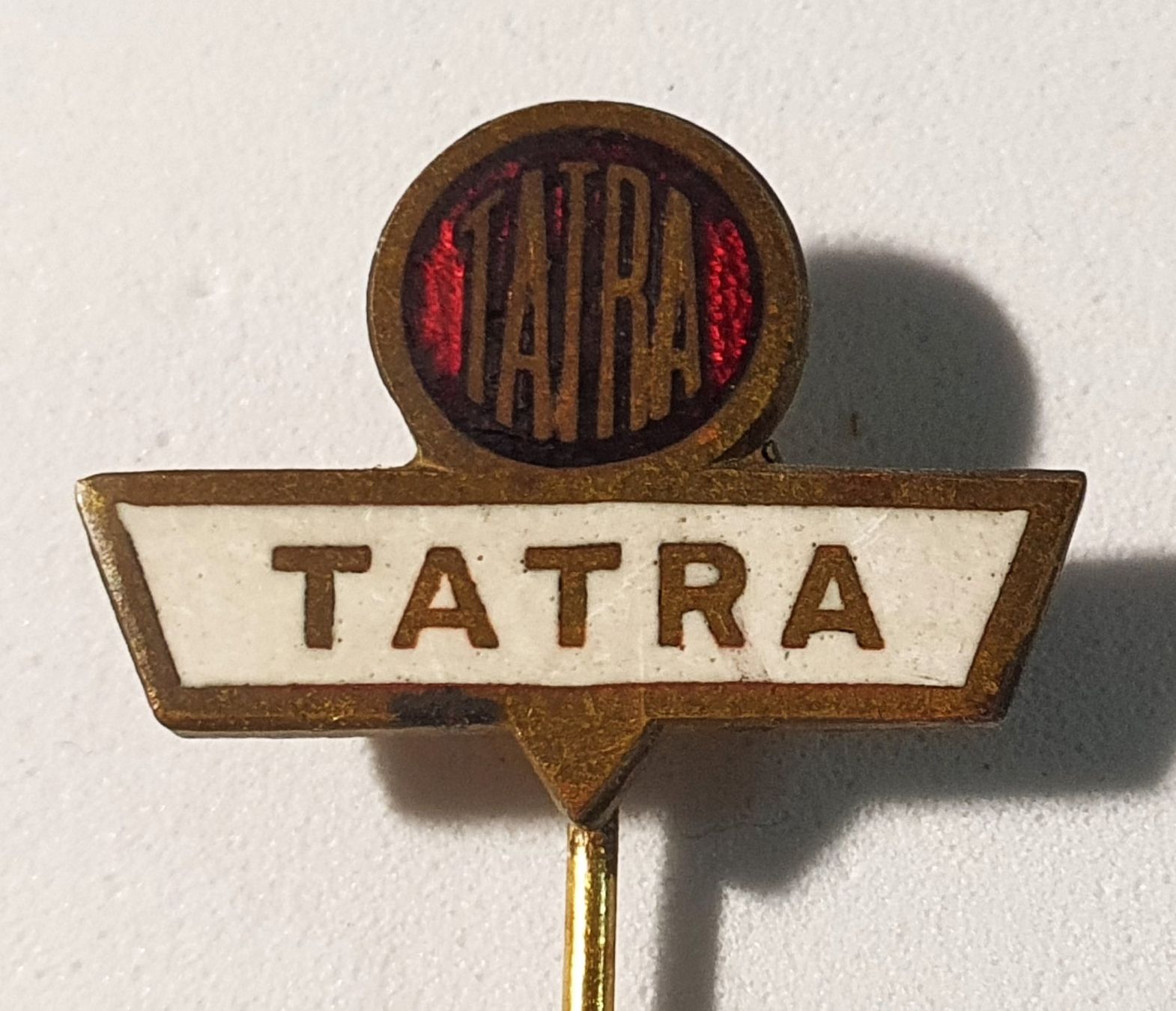Spille & Fermagli: BB468 - Anstecknadel - TATRA  Logo – Usato da Reinach BL venduto da Boston-Verkauf