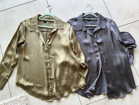 Lot de deux blouses satinées