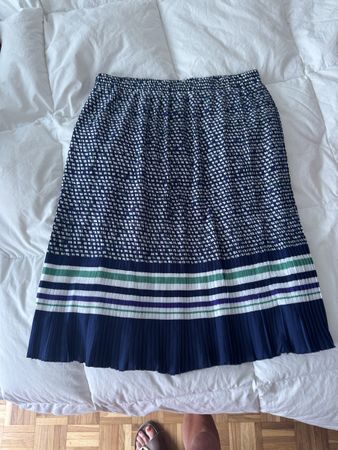 Jolie jupe plissée mi-longue à motifs bleus et blancs M