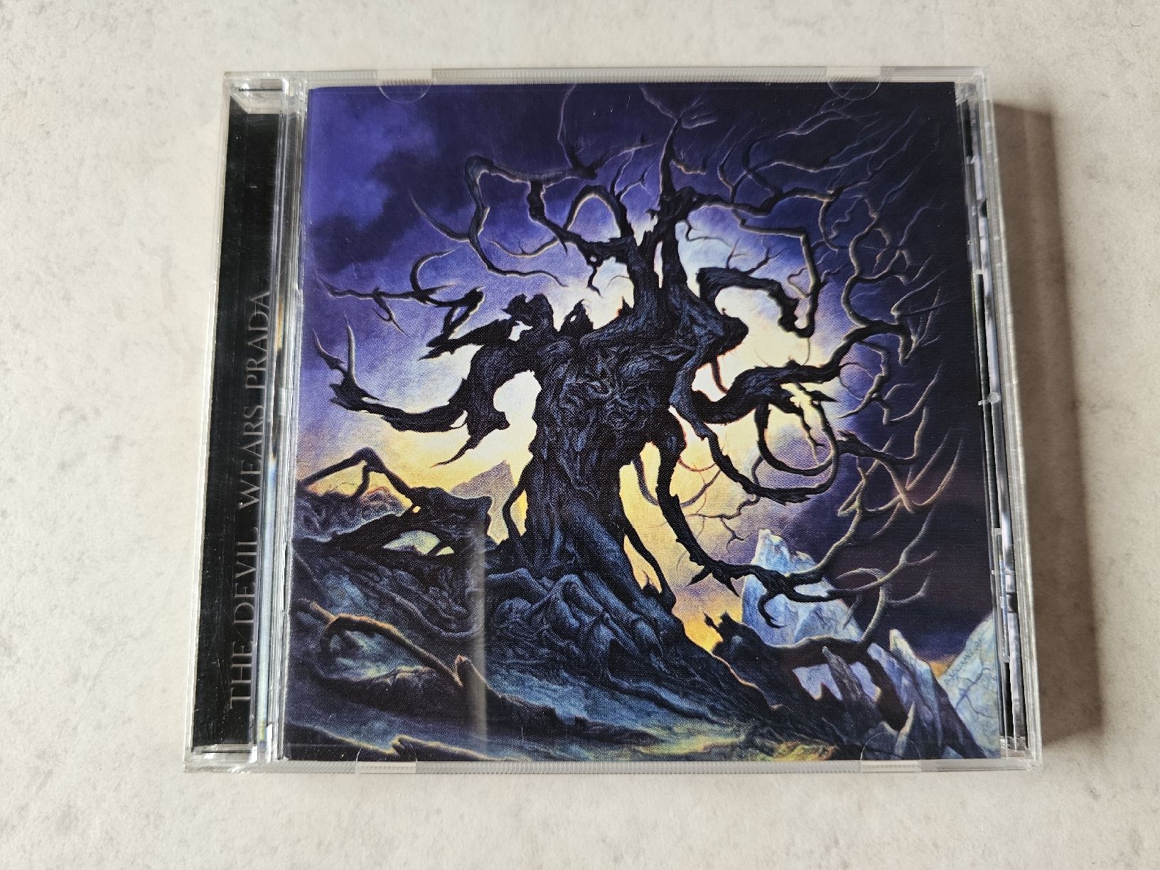 CD: The Devil Wears Prada  - With Roots Above And Branches Below – Usato da Schneisingen venduto da backstore24