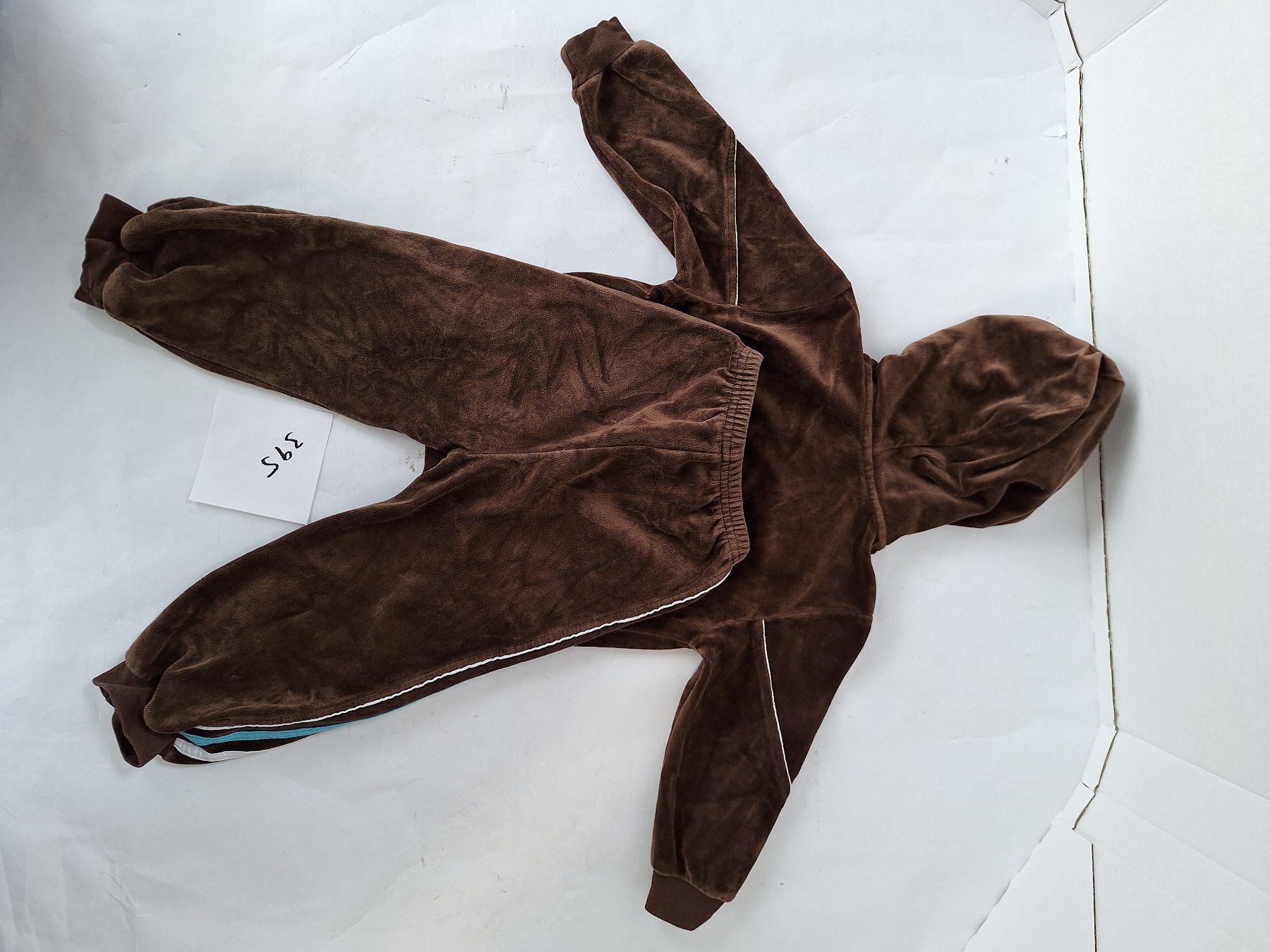 Lotti & Set di vestiti: Trainer Samt Kleinkind 98 – Usato da Chur venduto da copino 4