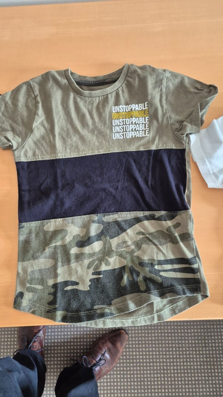 T-shirt: 4 T-shirts taille 104 : PN: CHF 39.90 – Usato da Goumoens-la-Ville venduto da cfaIII 3